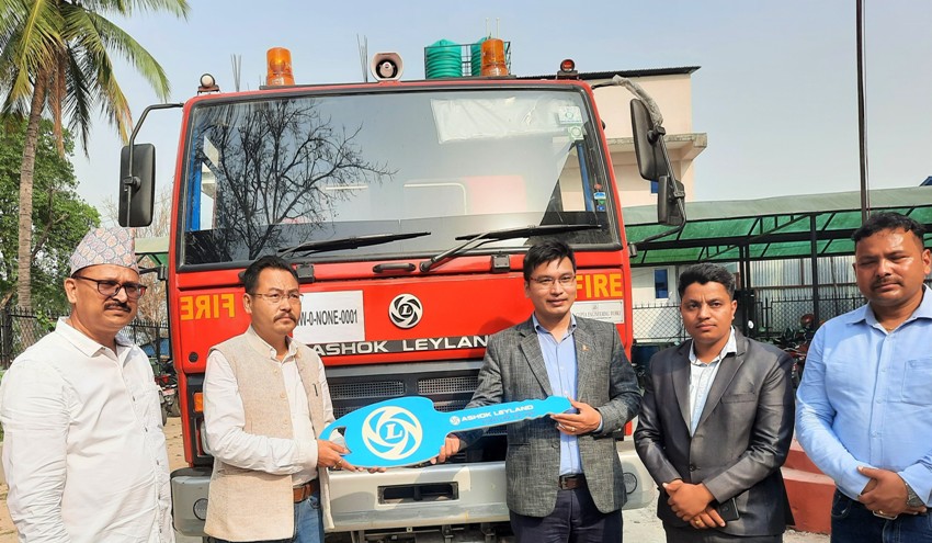 उर्लाबारी नगरपालिकालाई सुविधासम्पन्न दमकल हस्तान्तरण