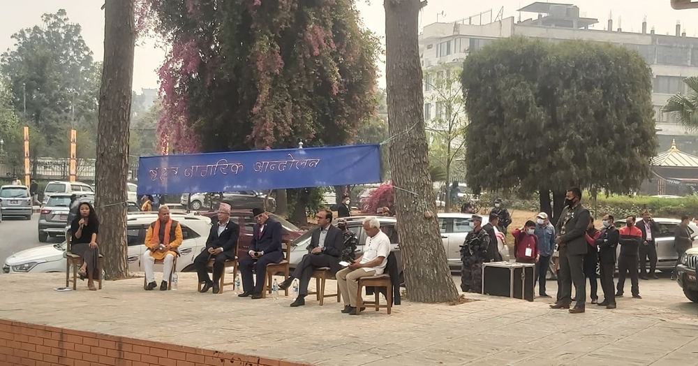 दाहाललाई विश्लेषक खनालको प्रश्न : कुन नैतिकताको आधारमा ओलीलाई समर्थन दिइरहनु भएको छ ?