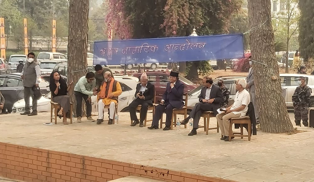 पार्टीमा ढोका बन्द गरिएको छ : माधव नेपाल 