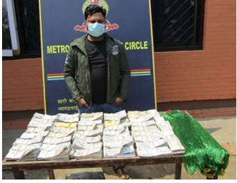 जब बसभित्र कार्टुनमा लुकाइएको नगद ४३ लाख र सुनको गहना भेटियो