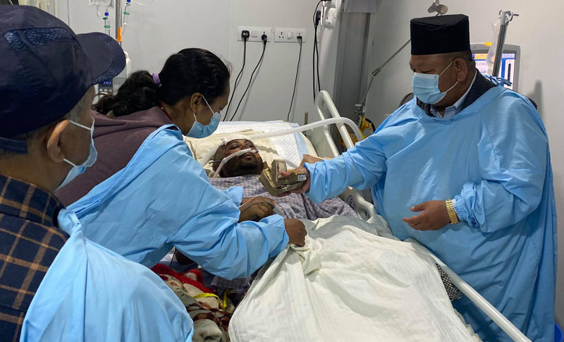 घाइतेको उपचारका लागि मन्त्री आलेद्वारा एक लाख सहयोग