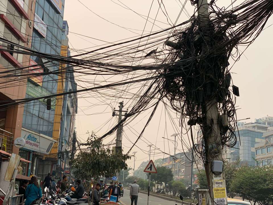 सहरी सौन्दर्य बिगार्दै गुजुल्टिएका तार, जोखिम उत्तिकै