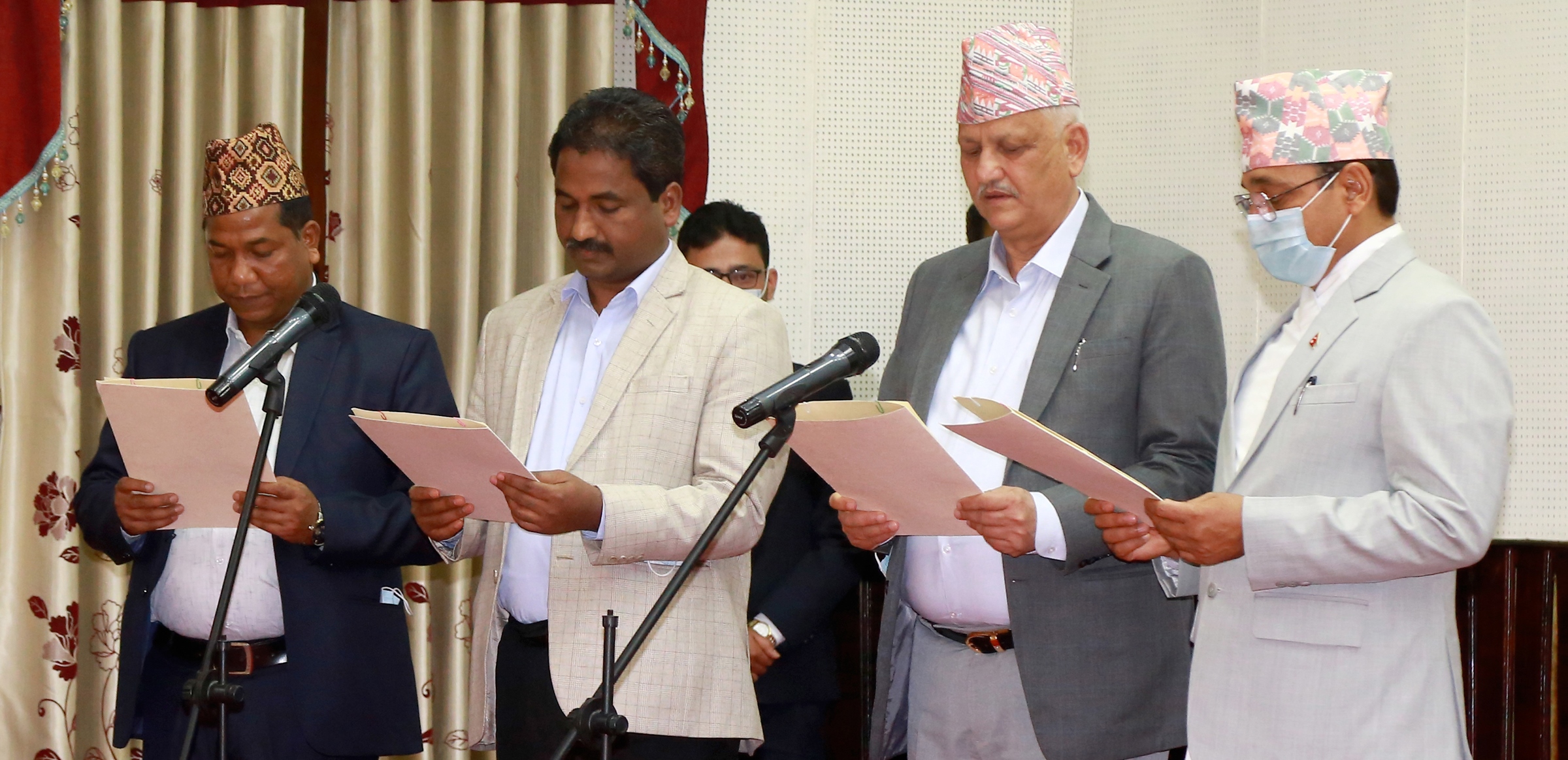 सांसद् पद खोसिएका चारै नेताले लिए मन्त्री पदमा पुनः शपथ