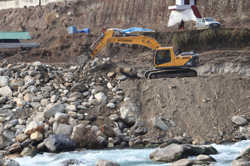 भारतले महाकालीमा बनाएको तटबन्धबारे बुझ्न संयुक्त टोली दार्चुलामा