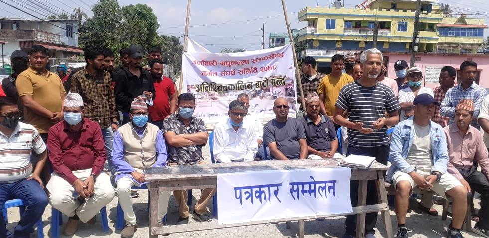 कालोपत्रे गरेको वर्षदिन नपुग्दै भत्कियो सडक, आन्दोलनमा उत्रिए स्थानीय