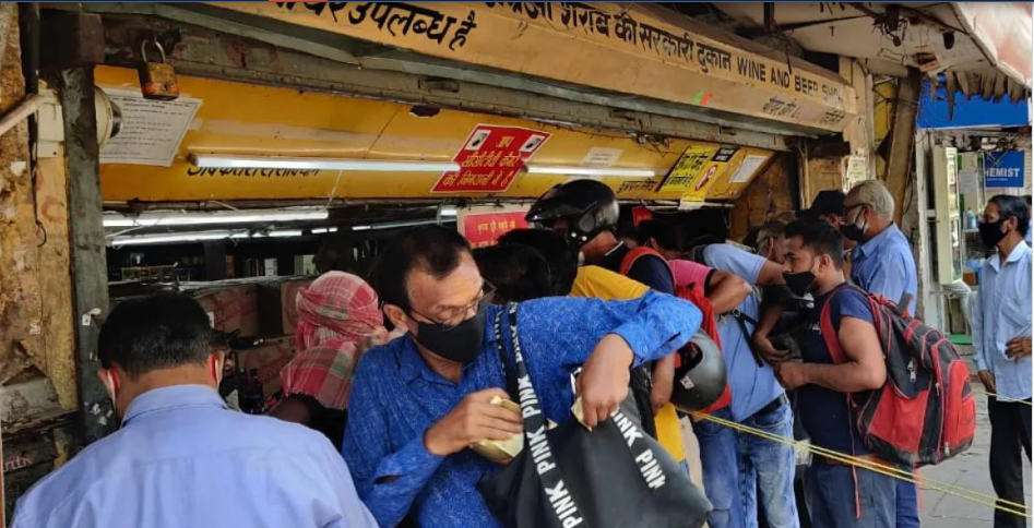 लकडाउन घोषणालगत्तै दिल्लीका मदिरा पसलमा भीड