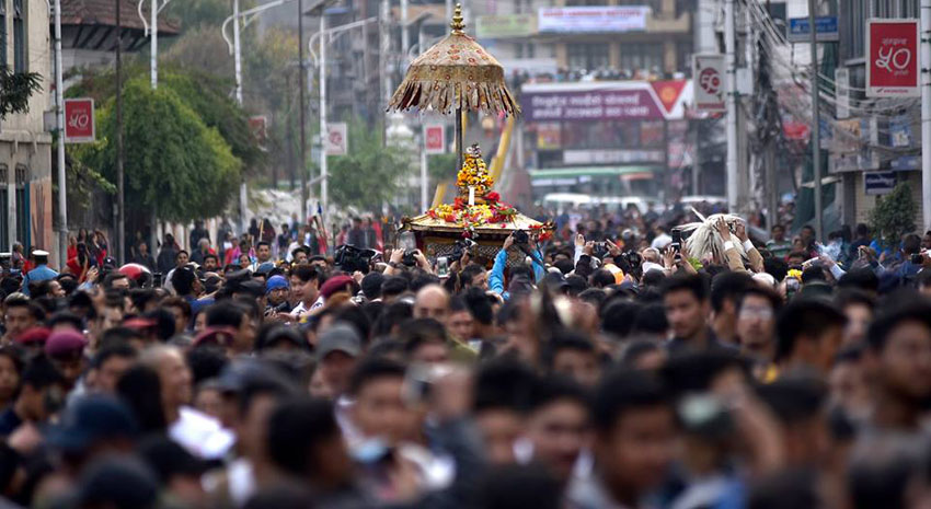 सेतो मच्छेन्द्रनाथको रथ केलटोलबाट दरबारमार्गस्थित तीनधारा लगिने