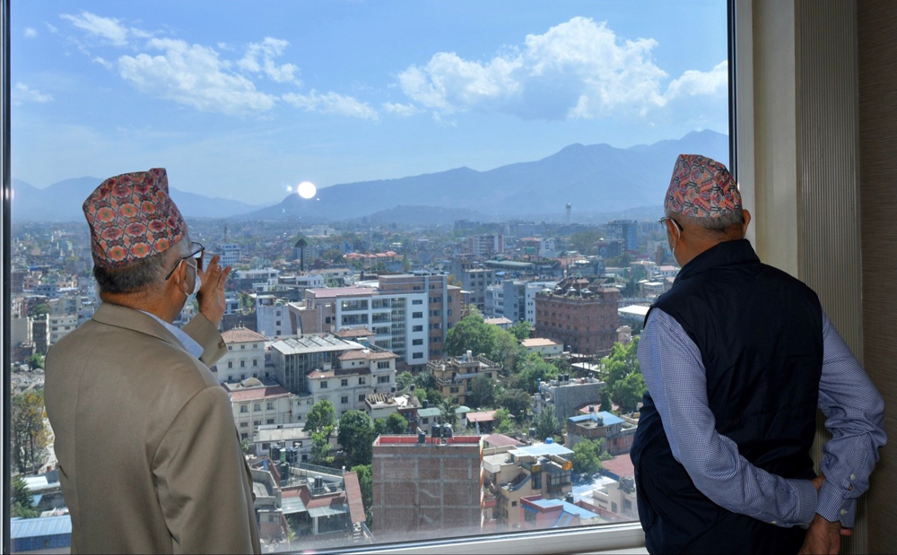 मेरियट होटेलबाट धरहरा चिहाउँदै ओली र नेपाल