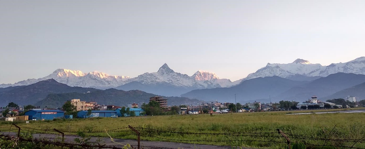 धक फुकाएर खुलेका हिमाल र पोखराको पर्यटनमा मडारिएको बादल