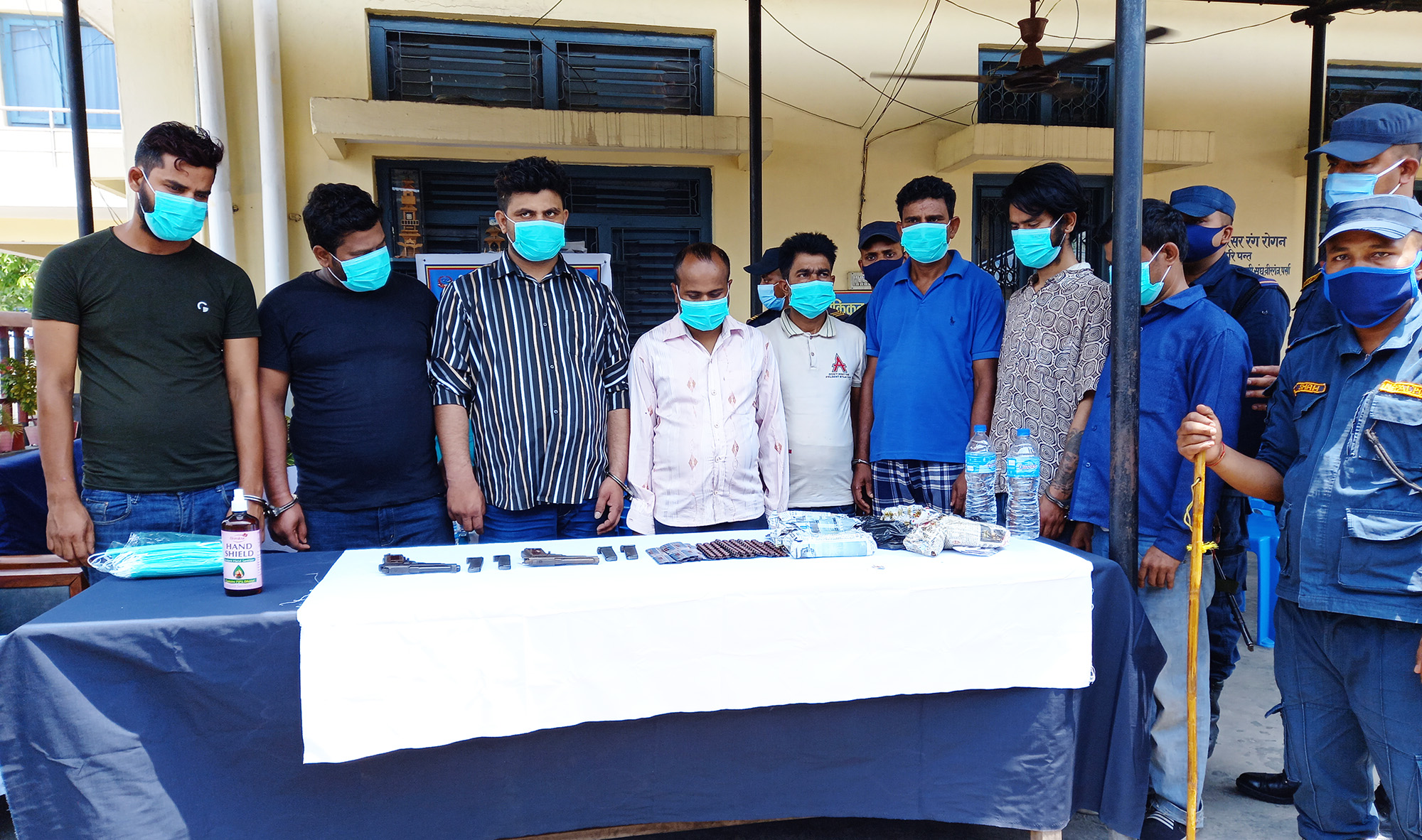 गेष्टहाउसमा बसेका लागुऔषध कारोबारीसँगै प्रहरी पनि समातिए