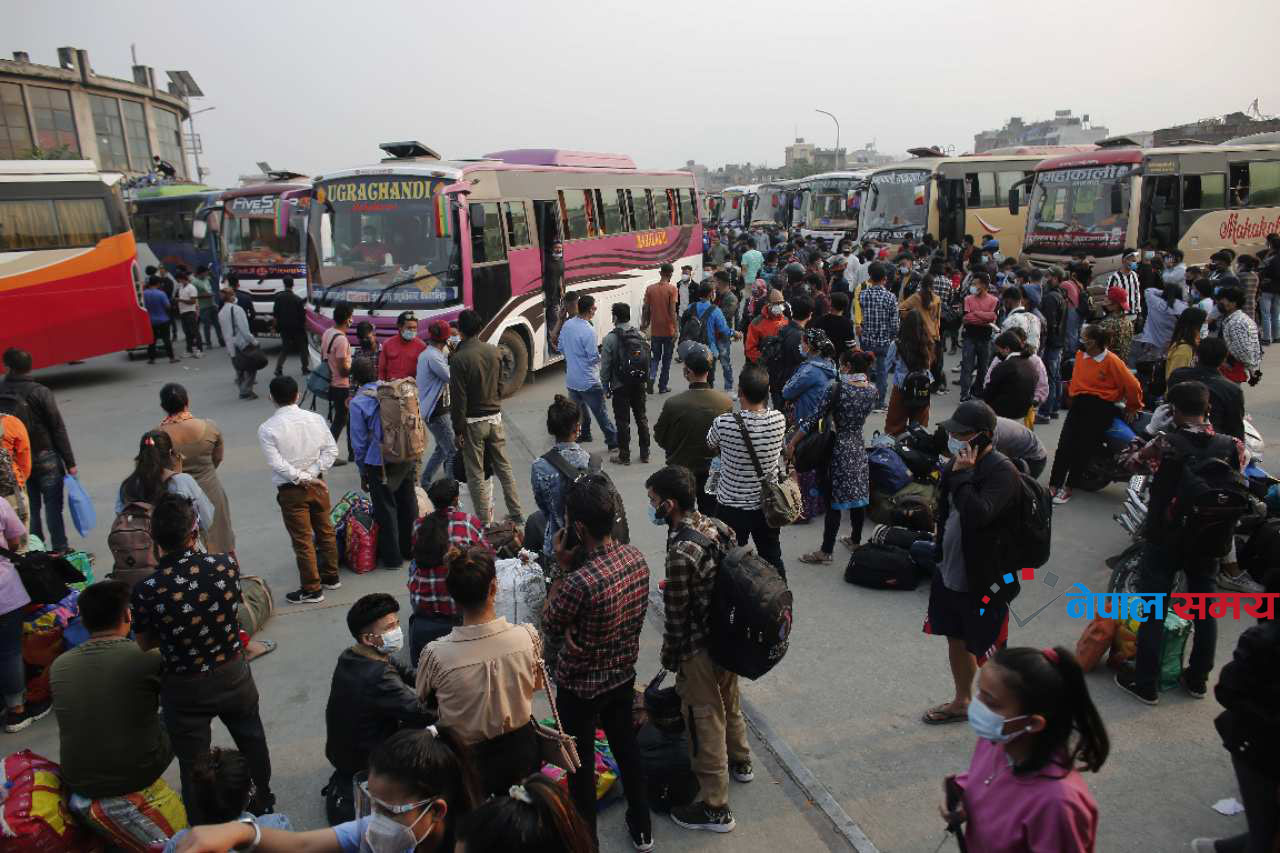 बसपार्कमा उपत्यका छोड्नेको लर्को [१८ तस्बिर]