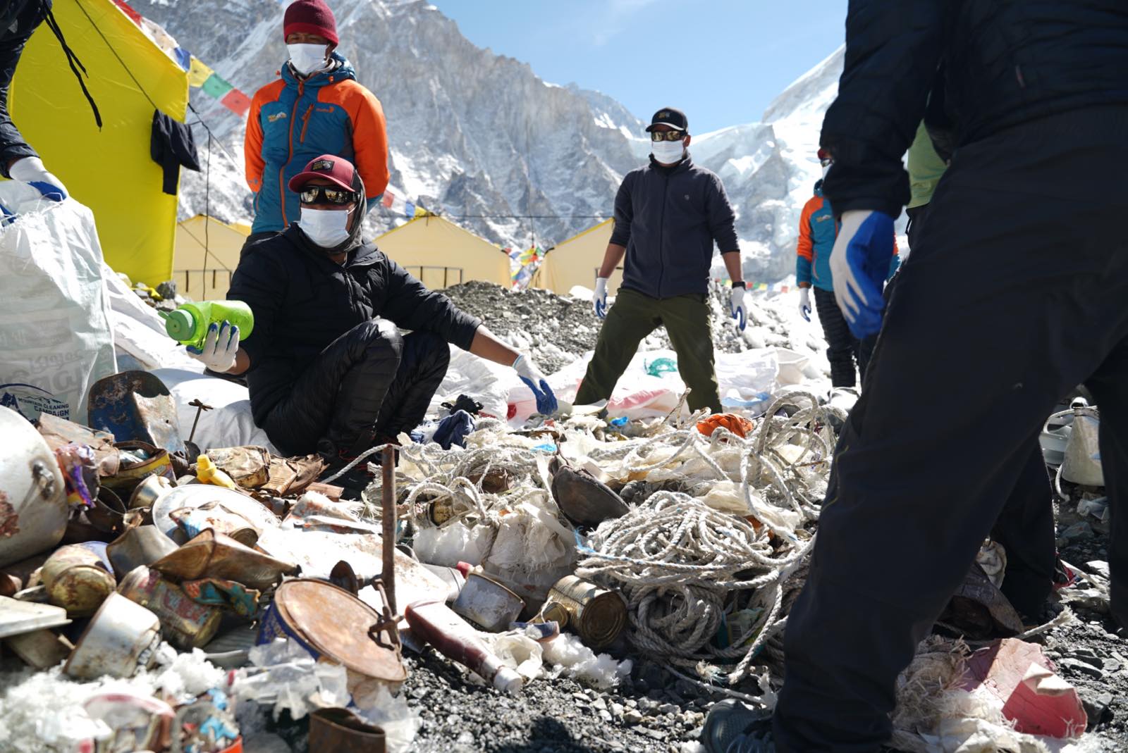 हिमाल सफा गर्ने क्रममा भेटियो मानव अवशेष र हेलिकप्टरको टुक्रा