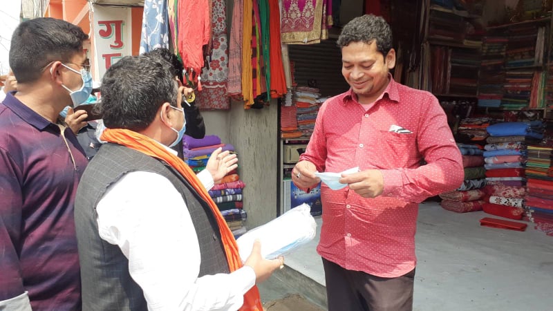 प्रदेश प्रमुखद्वारा बटुवालाई मास्क वितरण