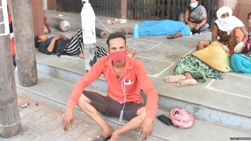 भारतमा नि:शुल्क अक्सिजन बाँड्ने युवकमाथि मुद्दा