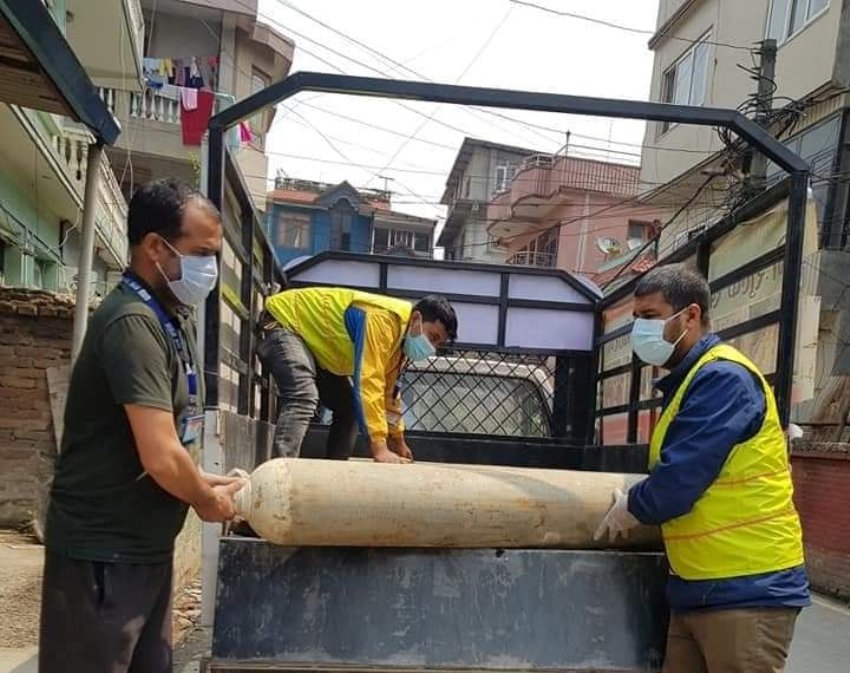 कोरोना संंक्रमितका लागि अक्सिजन जुटाउँदै पल शाह