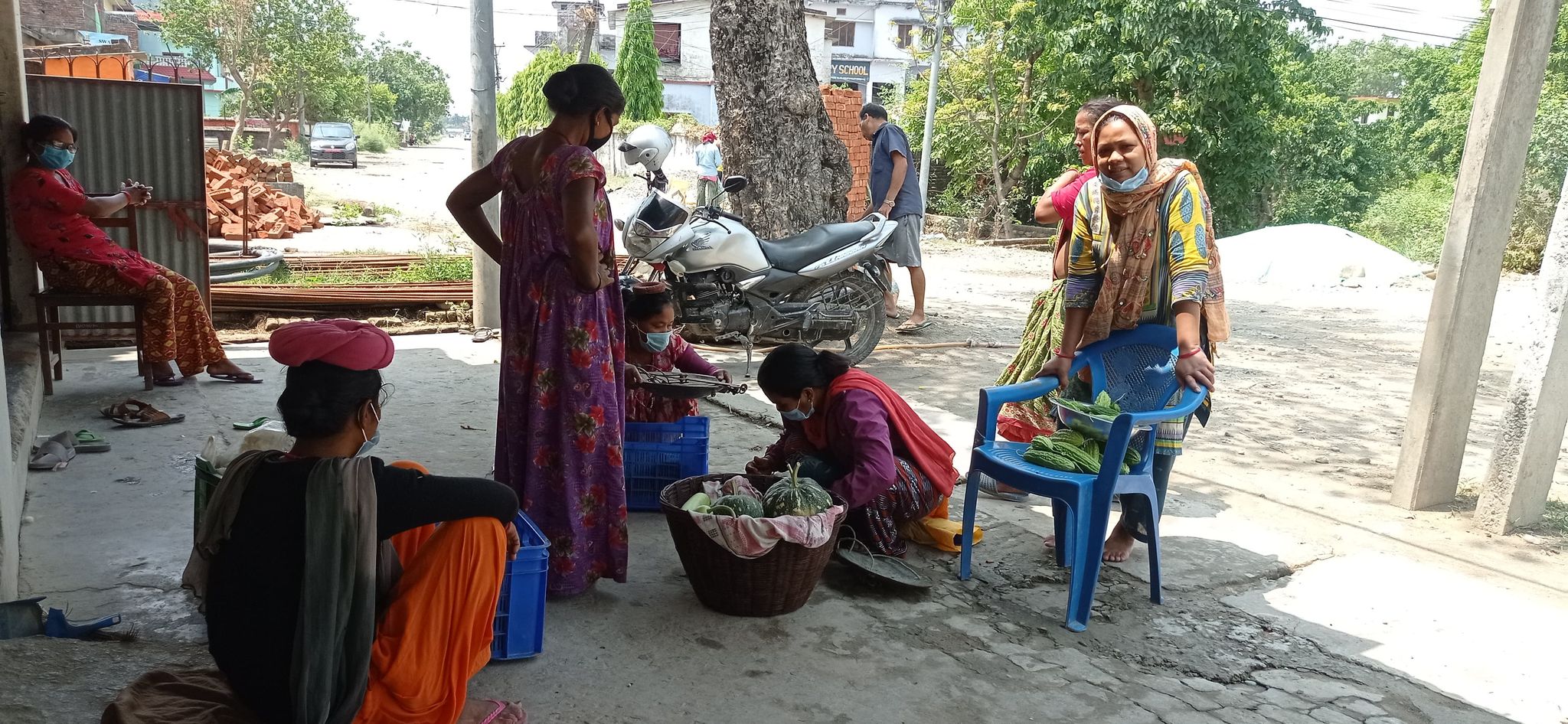 निषेध आदेशकाे मारमा किसान : तरकारी बेच्न घरघरै पुग्छन्, तै पनि हुँदैन बिक्री