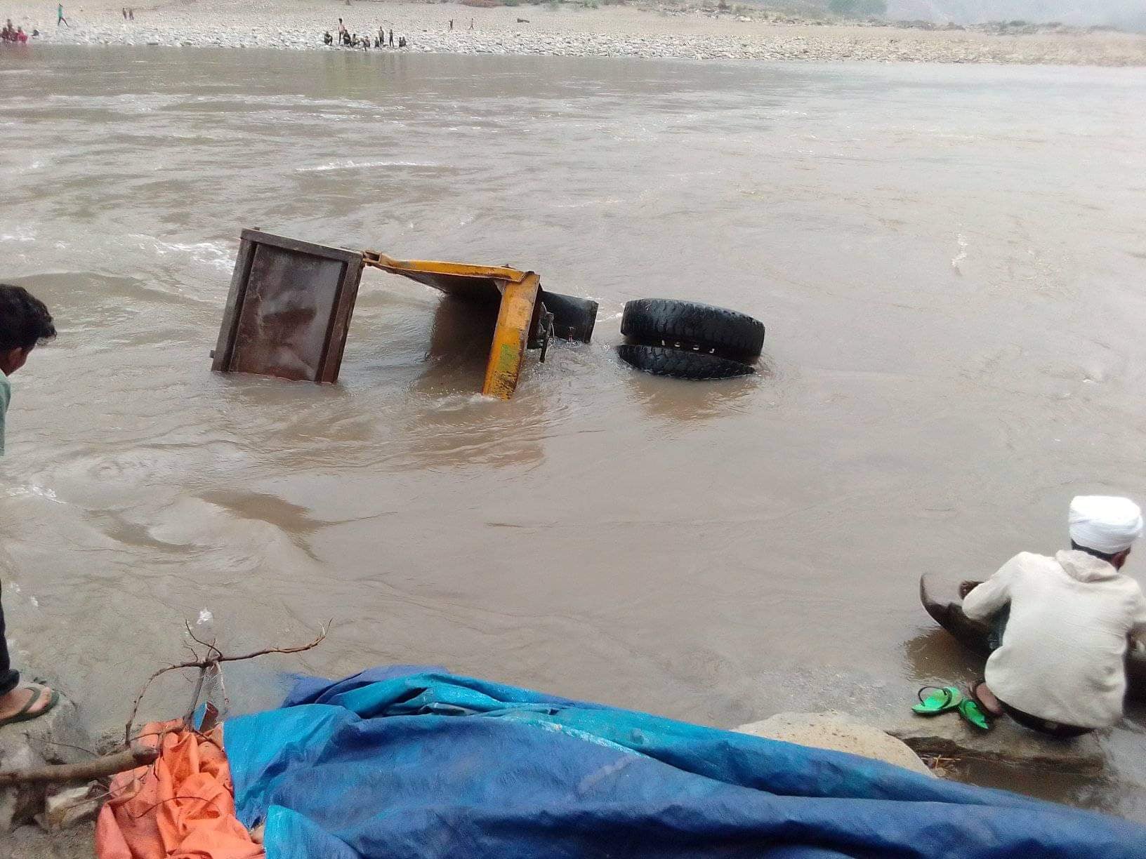 कर्णाली नदीमा टिपर खस्यो, चालक र सहचालक बेपत्ता