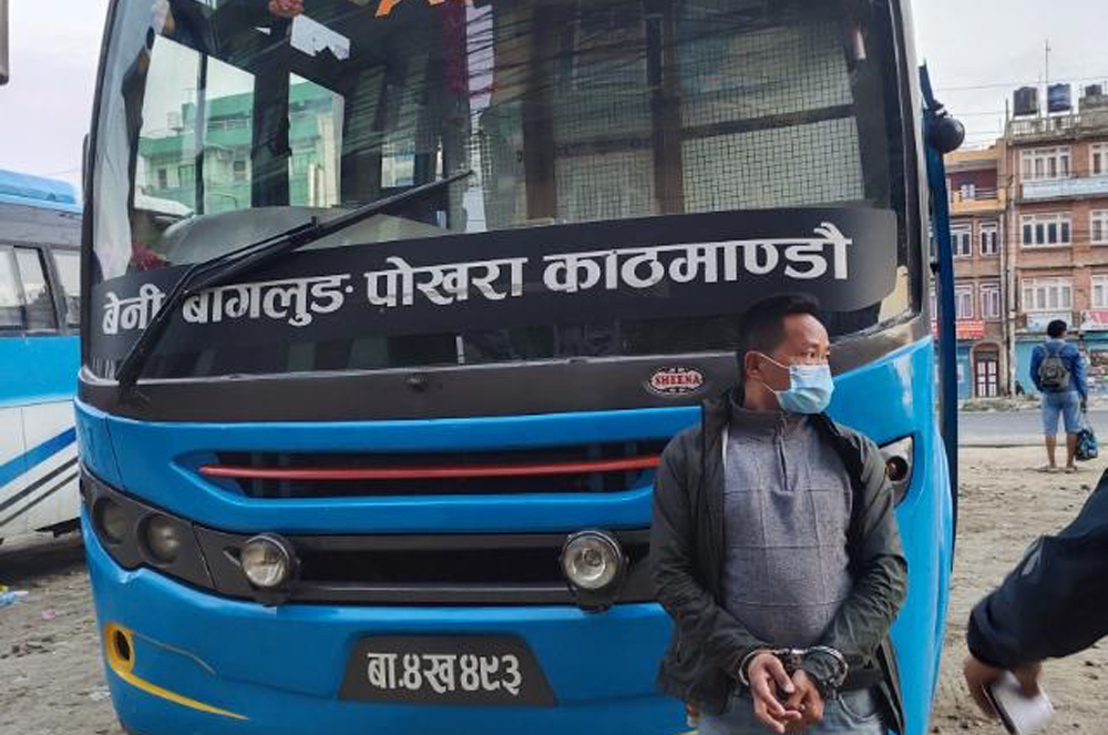 यात्रुसँग बढी भाडा लिने व्यक्ति बसपार्कबाट पक्राउ