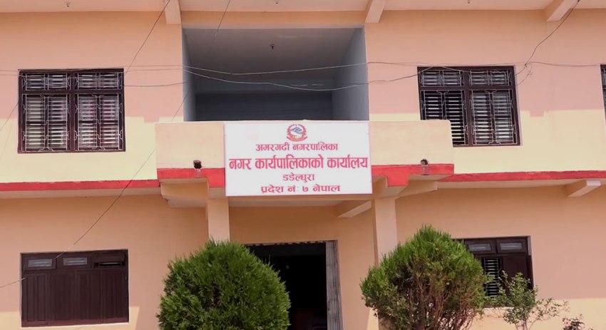 अमरगढीका नगर प्रमुख र उपप्रमुख चढ्ने गाडी एम्बुलेन्स, टिप्परलाई बनाइयो शव वाहन