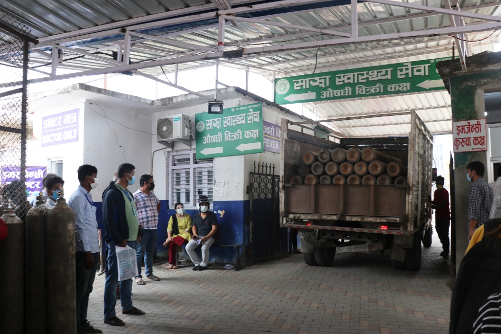 अक्सिजन अभावले मर्न थाले बिरामी, सरकार अझै तयारीमै