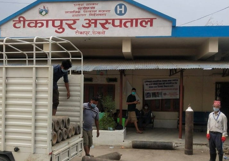 टीकापुर अस्पताललाई व्यवसायी बजगाईको अक्सिजन सहयोग