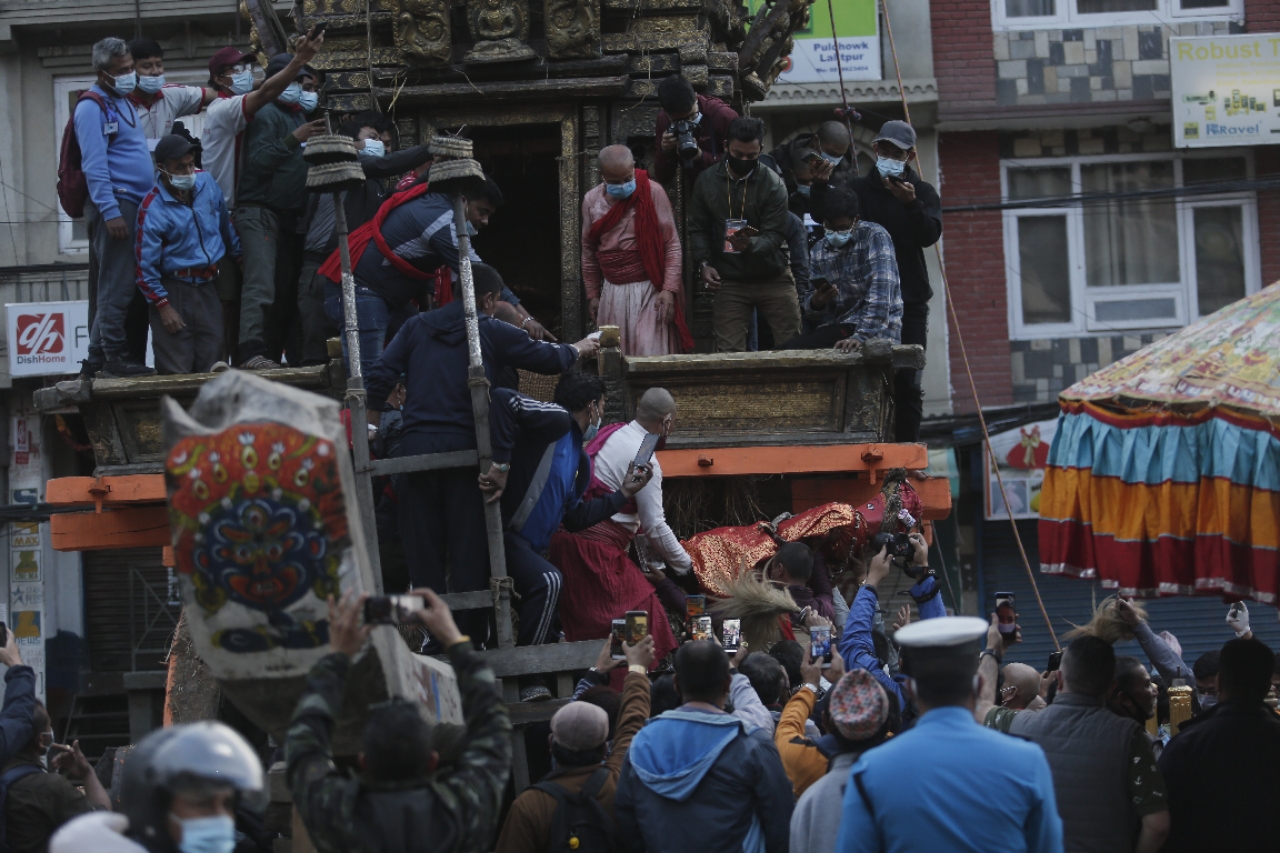 रातो मच्छिन्द्रनाथको रथारोहण [सात तस्बिर]