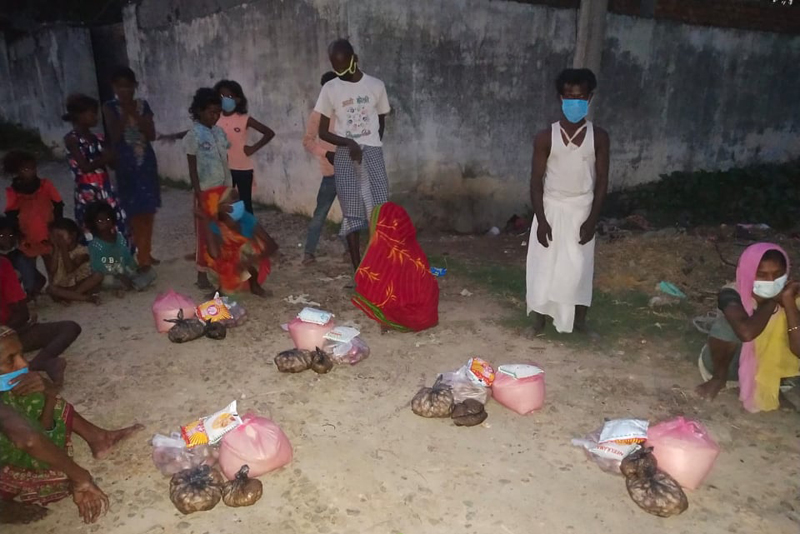 समाचार प्रभाव : जमिरिया देवी धर्मशालामा राहत वितरण
