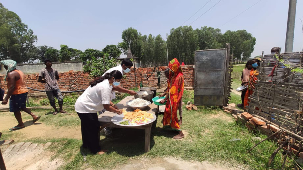 धर्मशालाका विपन्न परिवारलाई वडाध्यक्षले गरे निःशुल्क भोजनको व्यवस्था