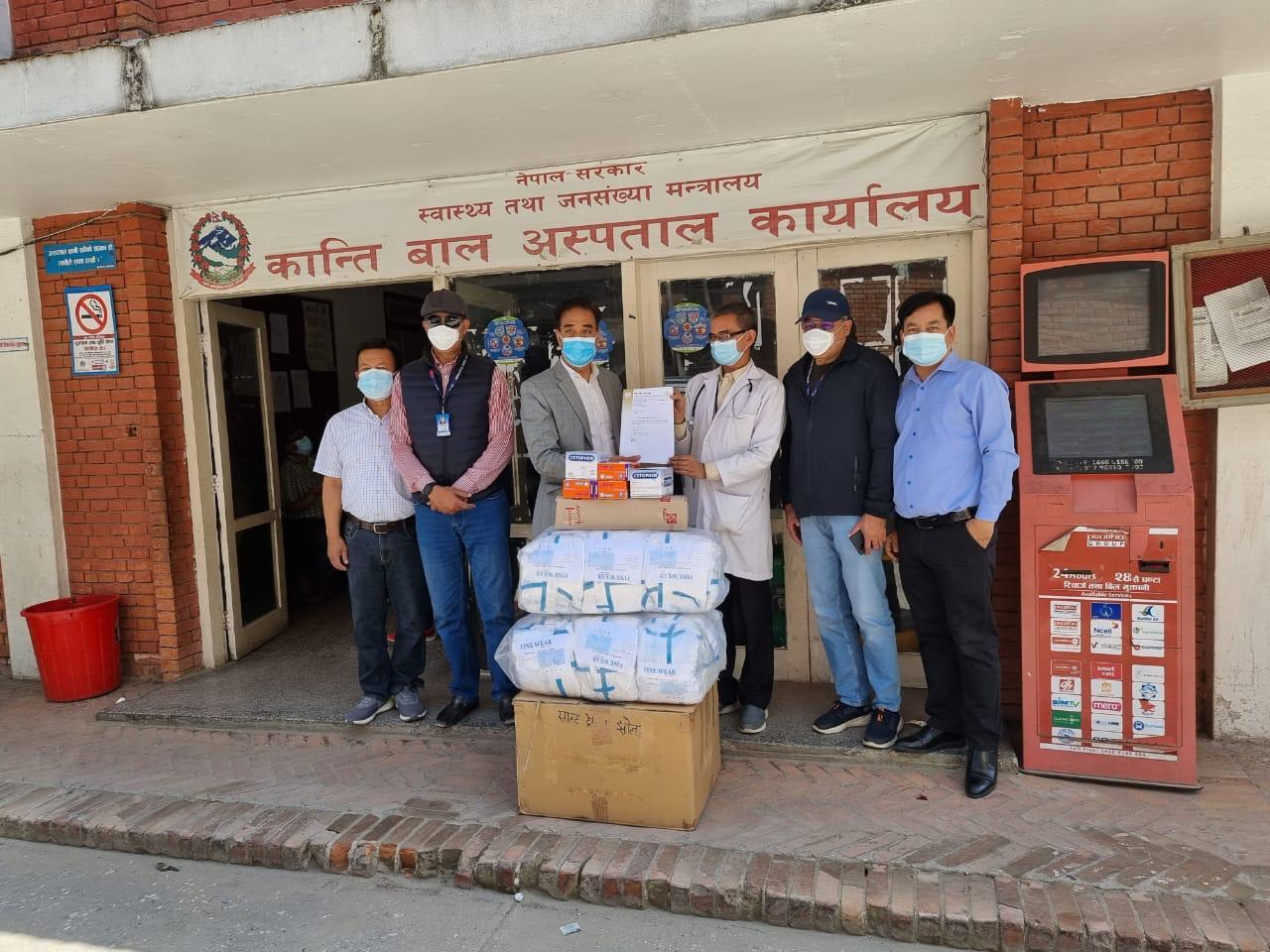 चेम्बरद्वारा सरकारी अस्पताललाई स्वास्थ्य सामग्री सहयोग