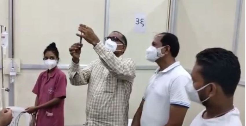 ६ कक्षा पढेका सांसदले कोरोना संक्रमितलाई इन्जेक्सन लगाएपछि... 