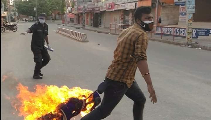 जसपाको यादव पक्ष र माओवादीद्वारा राष्ट्रपति र प्रधानमन्त्रीको पुत्ला दहन