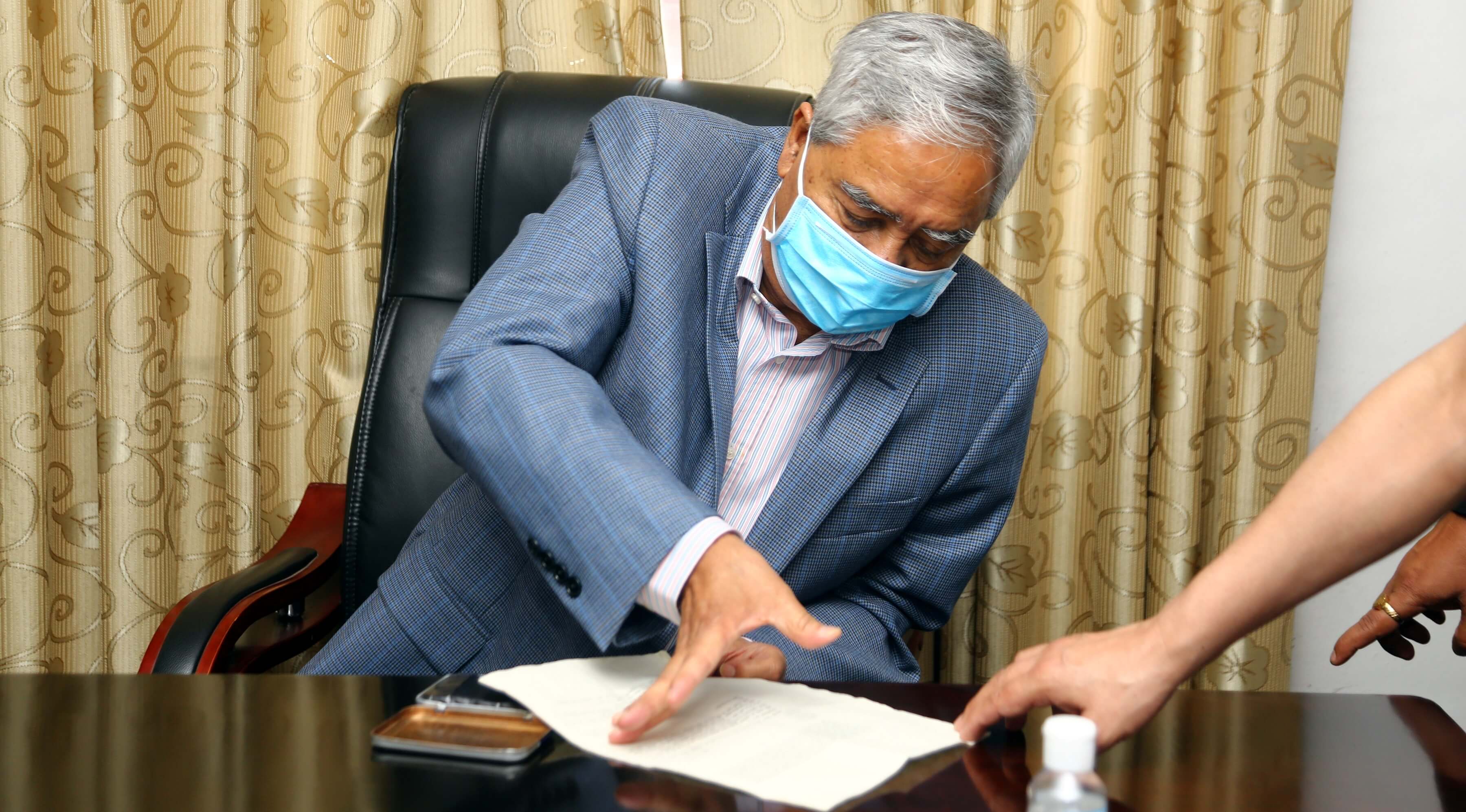 संसद् ब्युँताउन पाँच पूर्वप्रधानमन्त्रीसहित १४६ जना सांसद सर्वोच्च अदालतमा