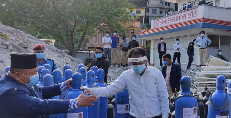 आफ्नै फोटो टाँसिएका सिलिन्डरबारे मन्त्रीको भनाइ- मेरै खर्चमा सहयोग गरेको हुँ