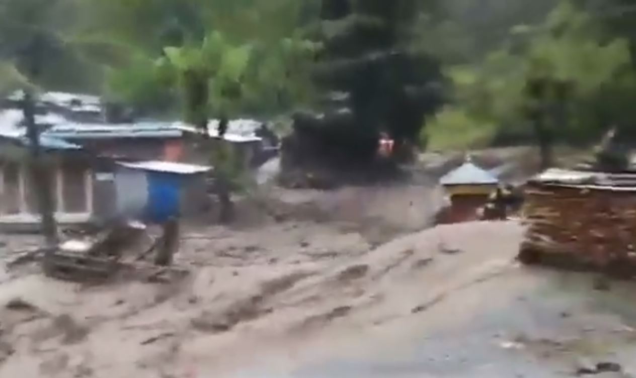 चामेको नयाँबजार बस्तीमा बाढी पस्यो, ३६ घर जोखिममा