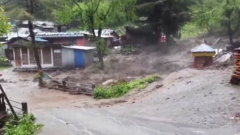 बाढीले मनाङमा चार घर बगायो (भिडियोसहित)