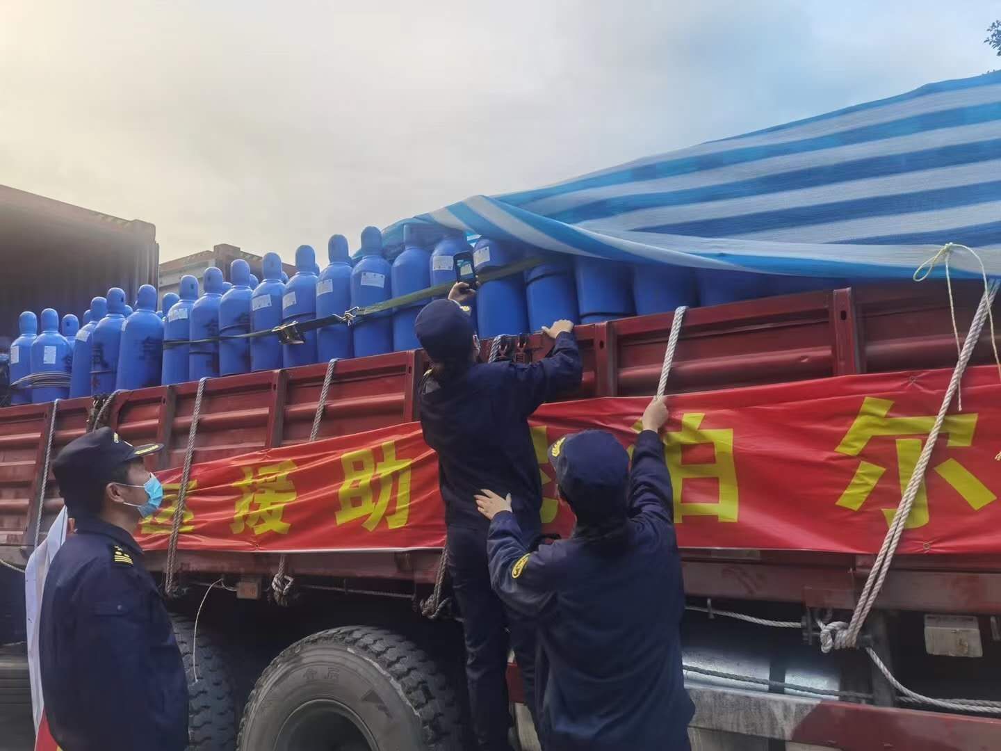 तिब्बतद्वारा ८ सय अक्सिजन सिलिन्डर र २ सय आइसियू बेड हस्तान्तरण