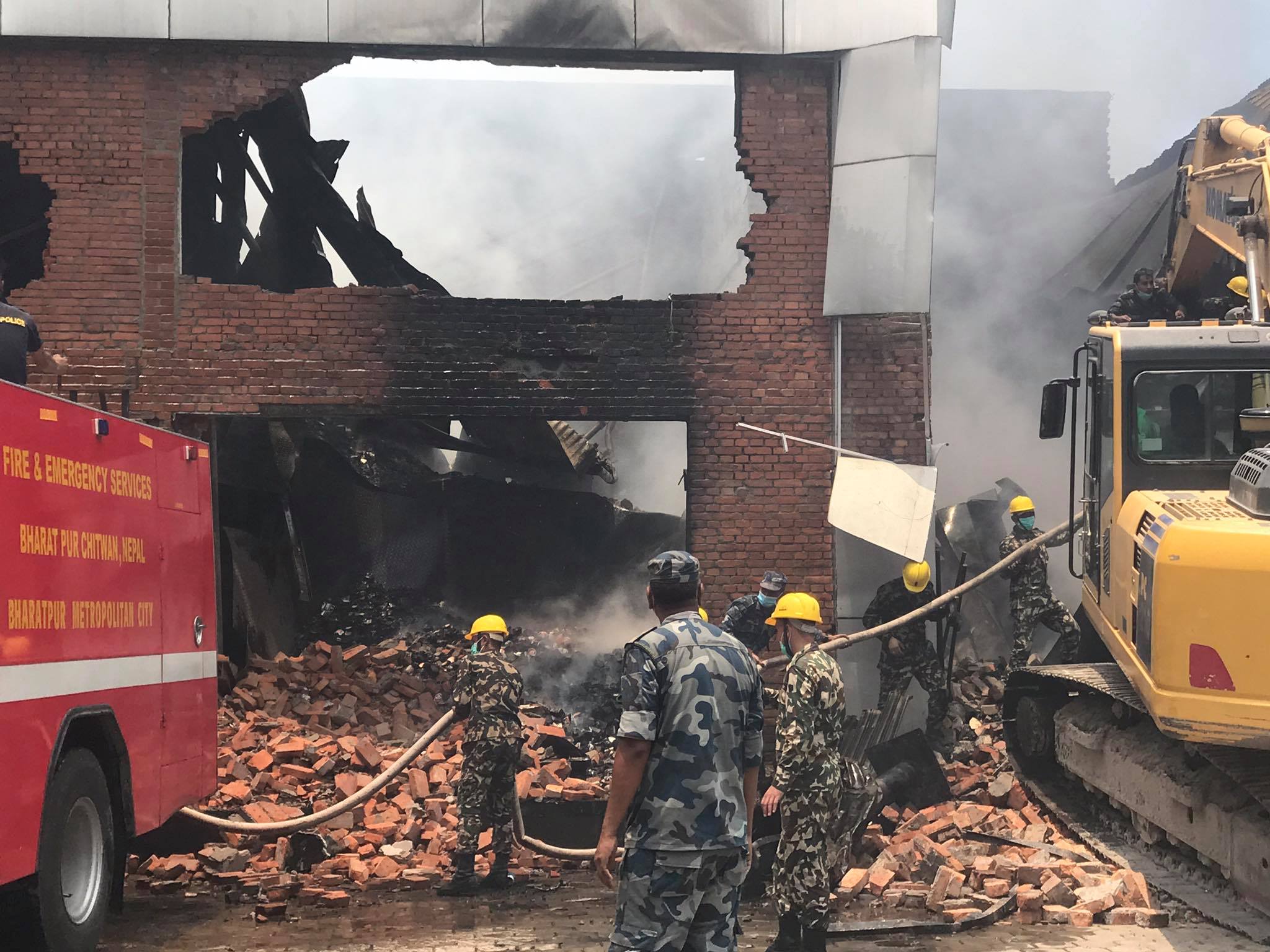 चार घण्टा बित्दा पनि चौधरी ग्रुपकाे बियर गोदाममा लागेको आगो नियन्त्रणबाहिर 