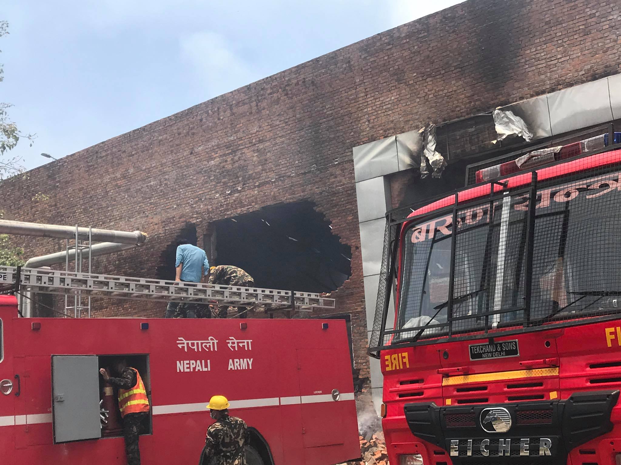 चौधरी ग्रुपकाे बियर फ्याक्ट्रीमा लागेको आगो यसरी हुँदैछ नियन्त्रण (फोटो फिचर)