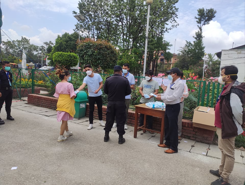 त्रिवि शिक्षण अस्पतालमा स्वास्थ्यकर्मी र बिरामीका कुरुवालाई मास्क प्रदान