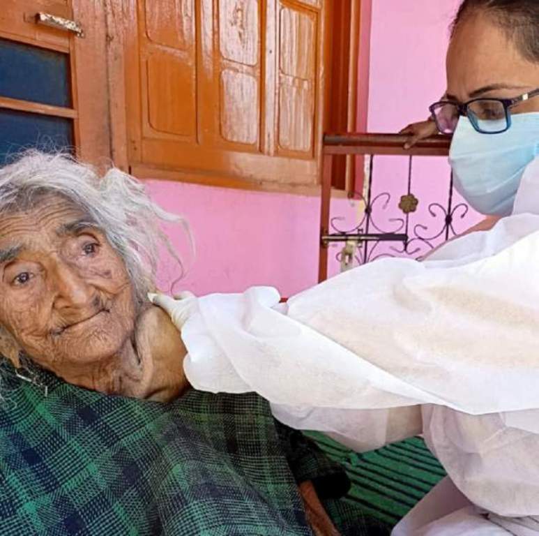 भारतमा १२४ वर्षीया वृद्धाले लगाइन् कोरोनाको खोप