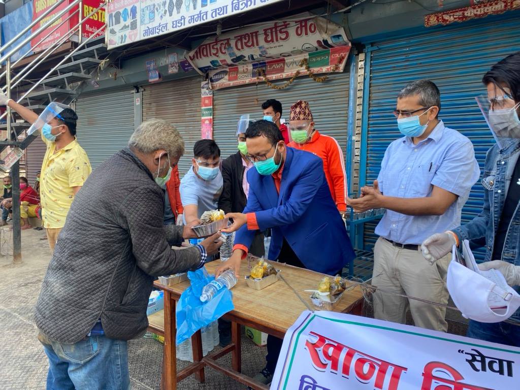 कांग्रेस युवा नेताहरूको प्रयासमा नि:शुल्क खाना वितरण