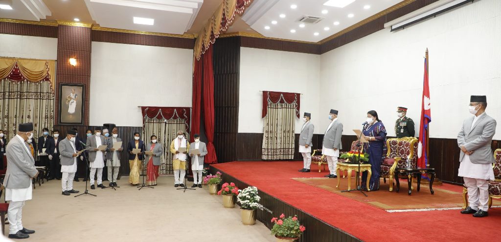 ८ मन्त्रीले लिए शपथ