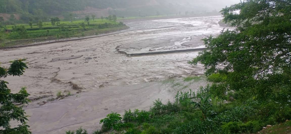 मेलम्चीमा फेरि आयो बाढी, स्थानीयबासी आश्रय खोज्दै डाँडाकाँडा उक्ले [भिडियोसहित]