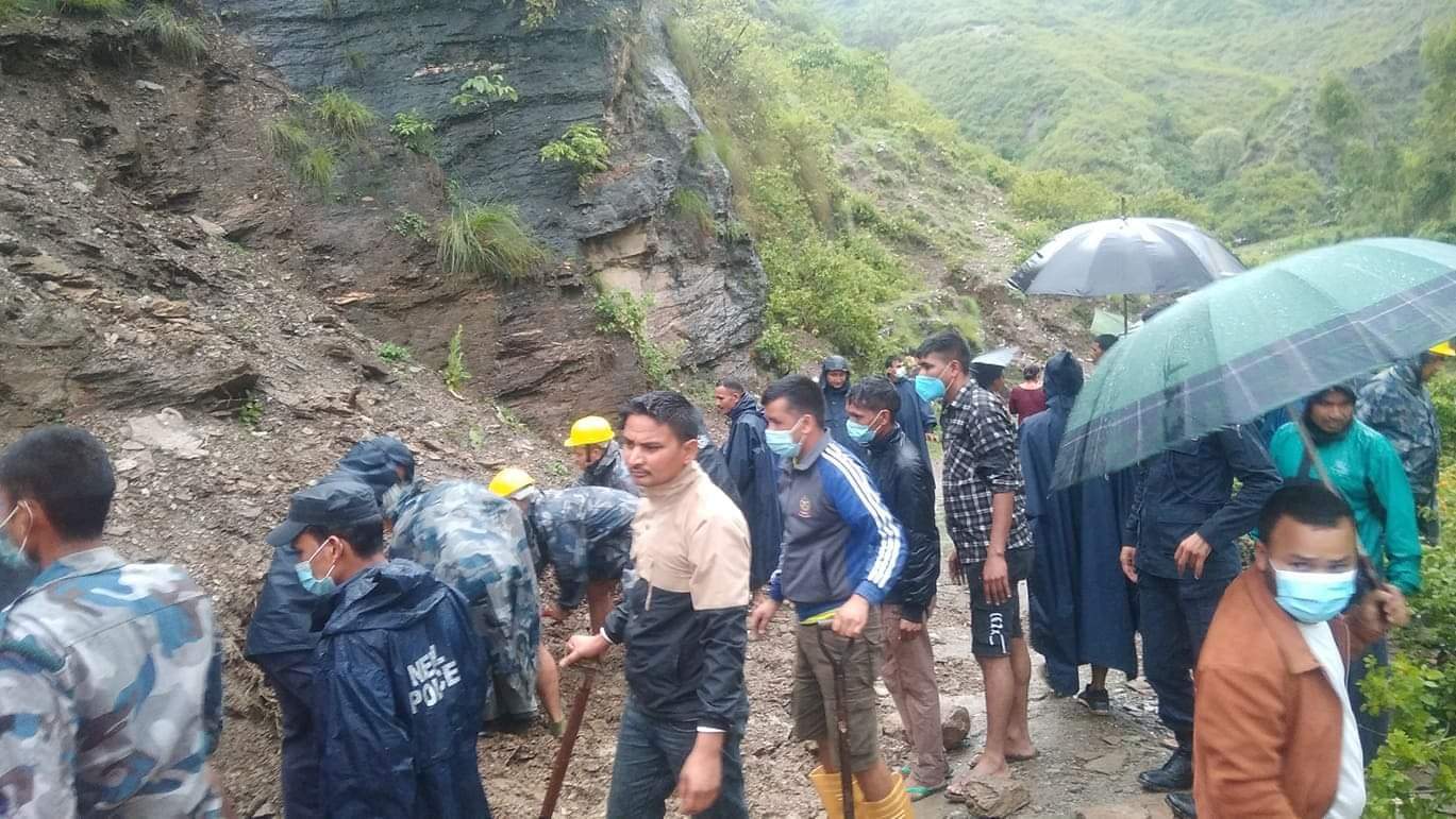 ओत लाग्न ओडारमा पसेका दुई बालबालिकाको पहिराेमा परी मृत्यु