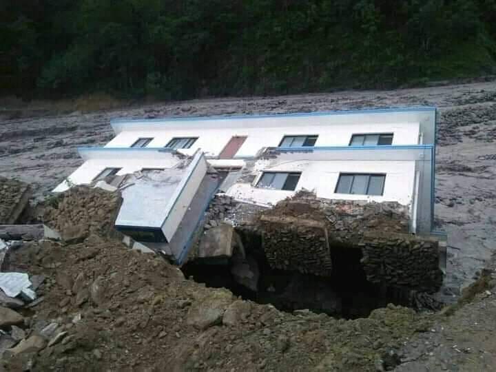 बाढीले भत्कायो हेलम्बु प्रहरी कार्यालय