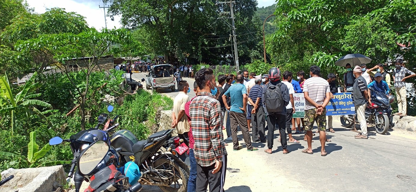 करेन्ट लागेर मृत्यु भएका युवकको शव सडकमा राखेर प्रदर्शन