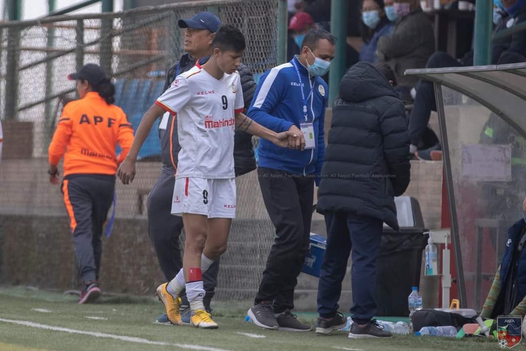 सावित्रा भण्डारी घुँडाको शल्यक्रियाका लागि कतार जाँदै