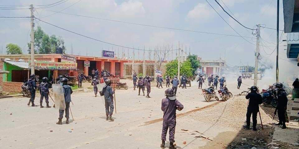 रौतहटमा नगरसभा चलिरहँदा झडप, आठ प्रहरीसहित दस घाइते