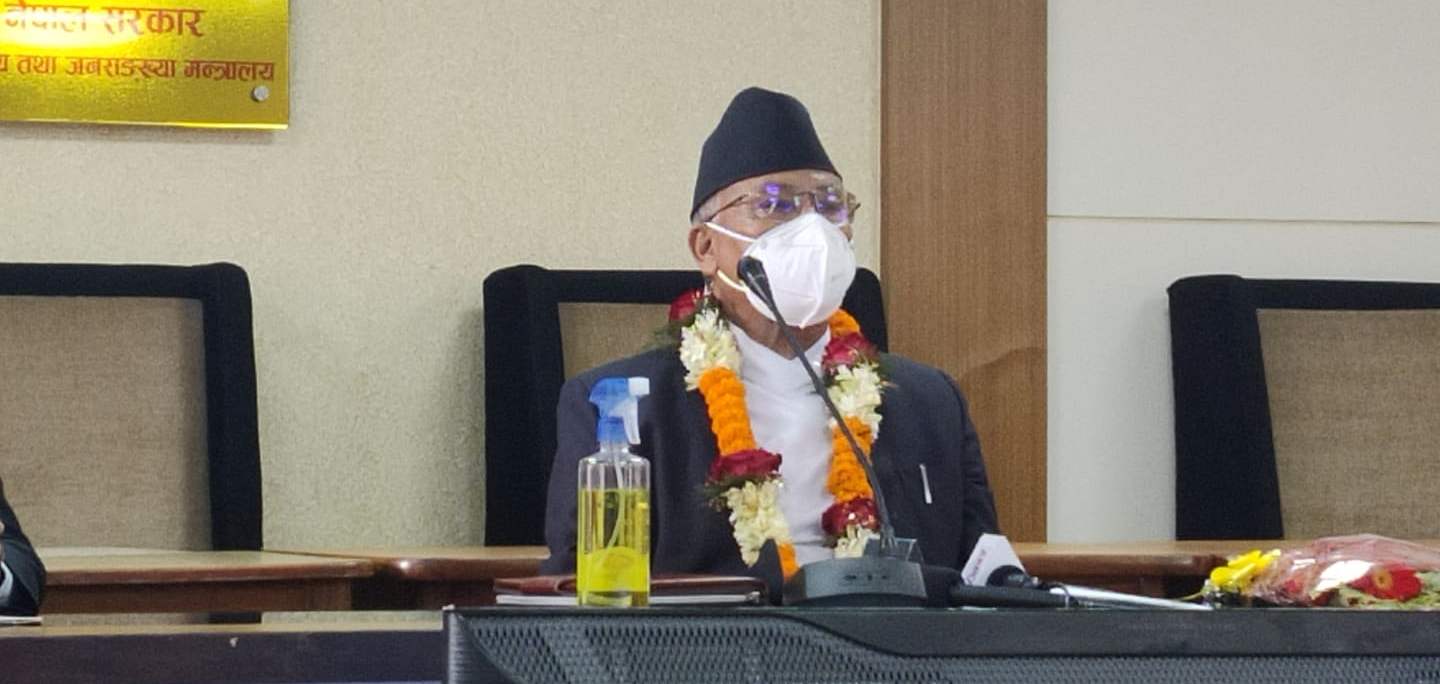 सरकार चमत्कारिक सफलतातिर जाँदैछ, अर्को वर्षदेखि मास्क लाउनुपर्दैन : स्वास्थ्यमन्त्री श्रेष्ठ