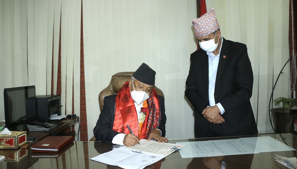 स्वास्थ्यको पनि पदभार सम्हाल्दै मन्त्री श्रेष्ठले गरे यस्ता निर्णय